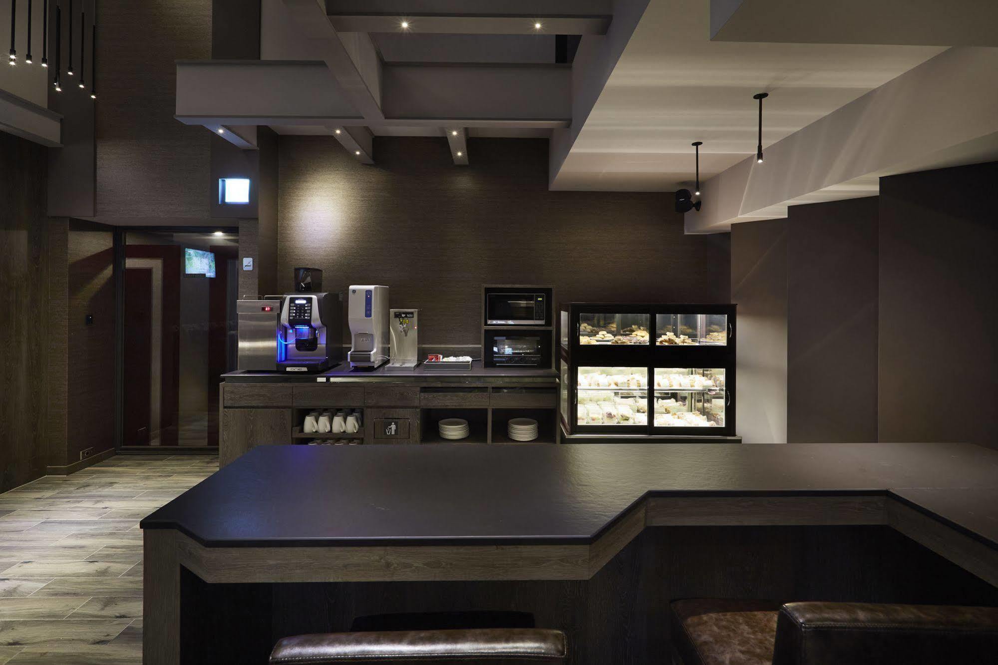 At Home Hotel Ximen Тайпей Екстериор снимка